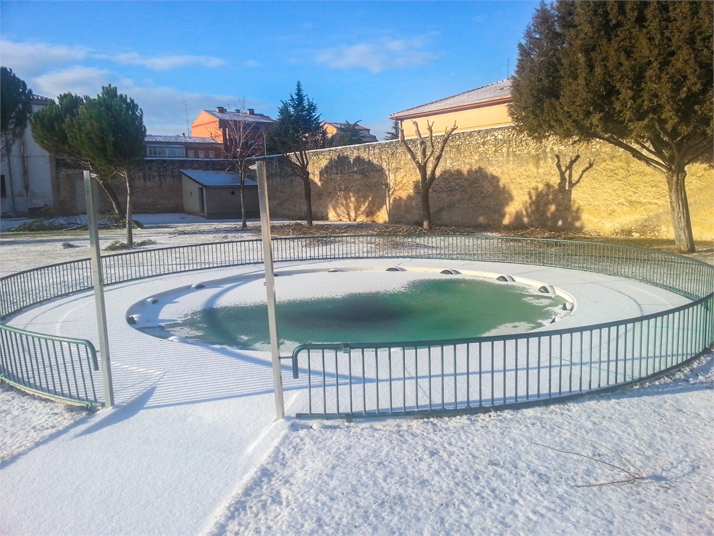 foto de la piscina del burgo de osma con nieve